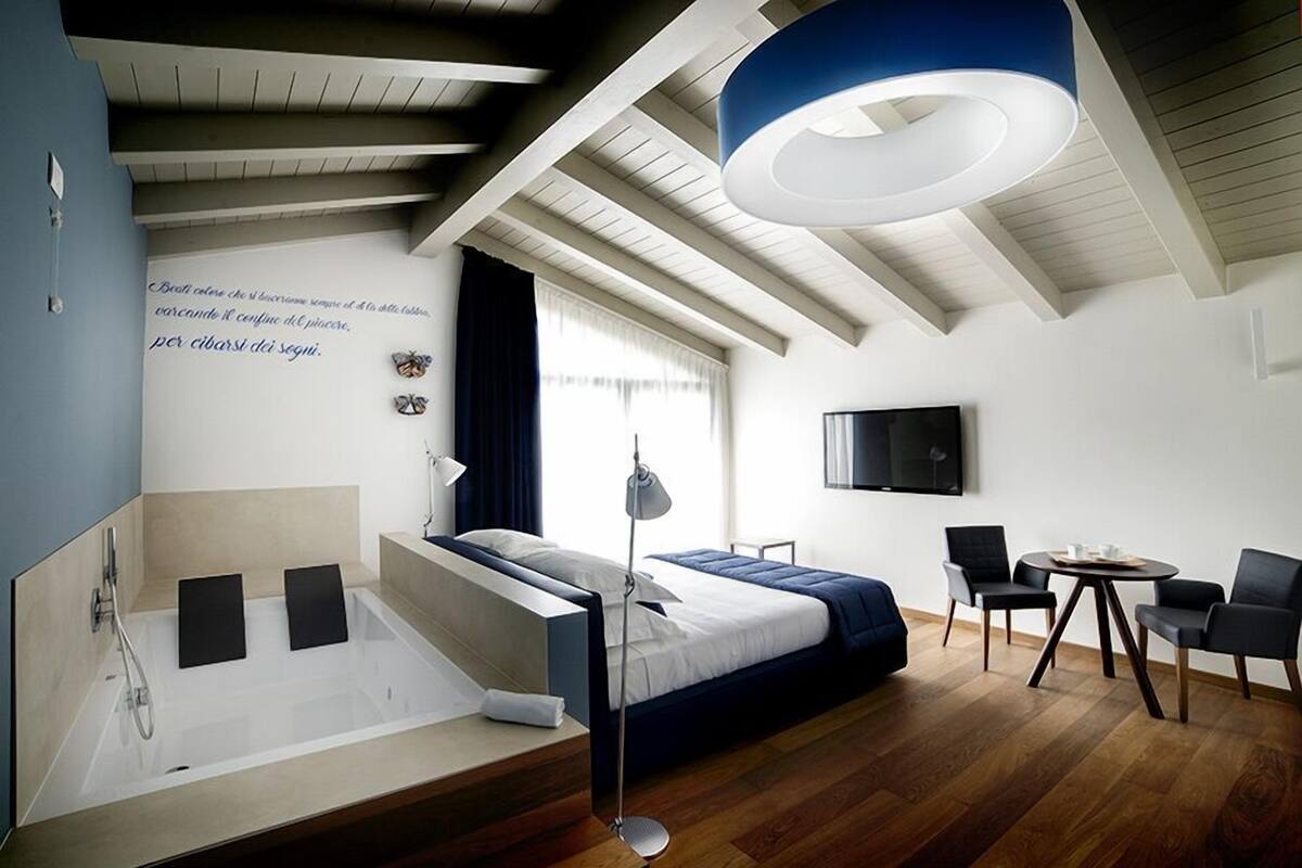 Suite | Desk, WiFi (free), bed sheets