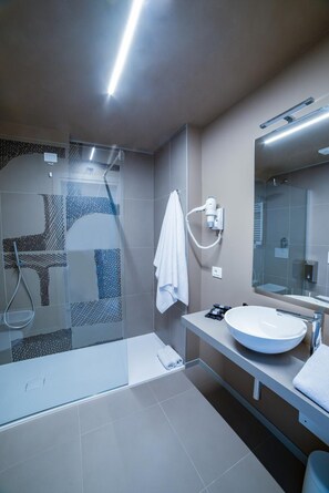 Amenidades de baño gratuitas, secadora de cabello, bidet 