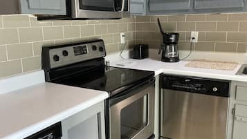 Rumah Klasik, pemandangan kebun | Dapur pribadi | Microwave, oven, kompor, dan mesin pencuci piring