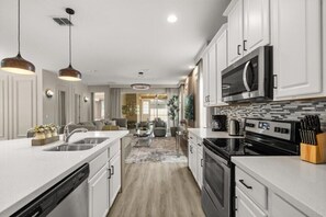 Fridge, microwave, oven, stovetop - 7 Bedrooms / 6.5 Bathrooms / Solara (1604 HG) (Kissimmee)