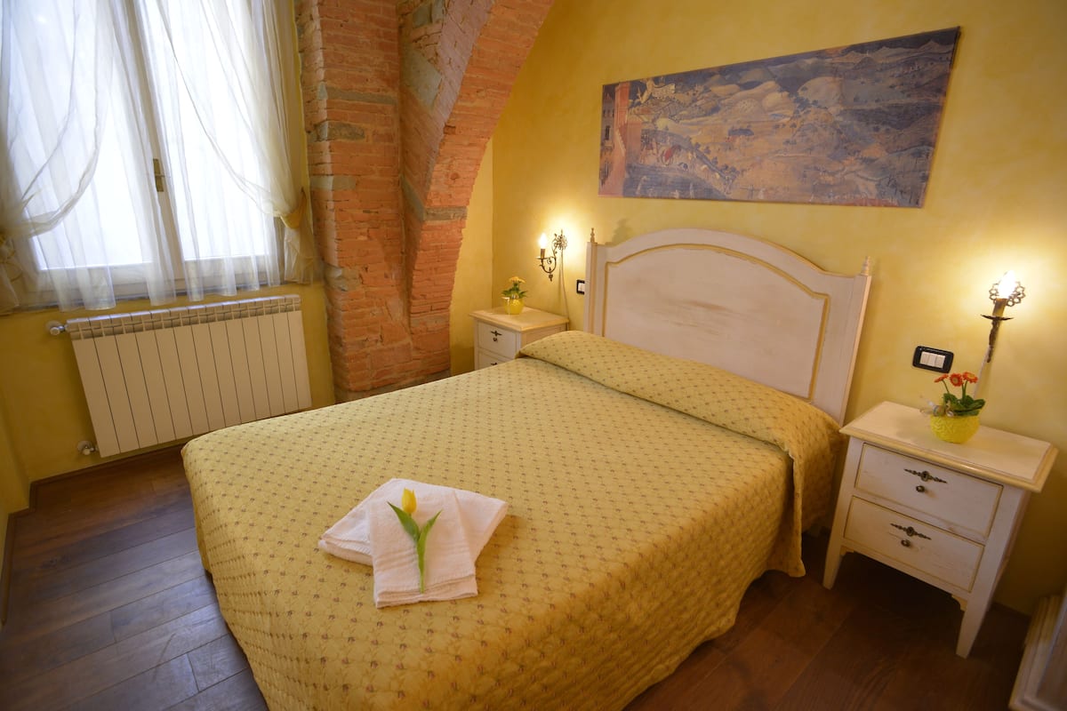Double Room (Gialla) | Hypo-allergenic bedding available, down comforters, in-room safe, desk