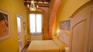 Double Room (Gialla) | Hypo-allergenic bedding available, down comforters, in-room safe, desk - Casa dei Tintori (Florence)