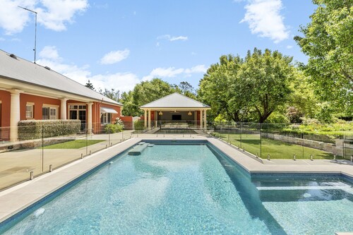 One Bedroom Cottage with a Shared Pool