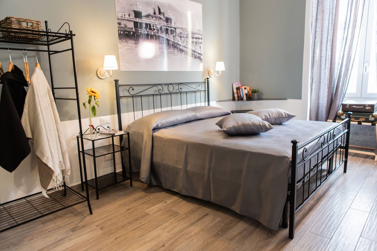 Quarto casal (Iride) | Frigobar, cofres nos quartos, espaço de trabalho para notebook