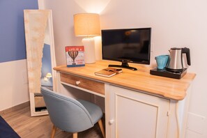 Minibar, in-room safe, individually furnished, laptop workspace - Maeli Rooms (La Spezia)