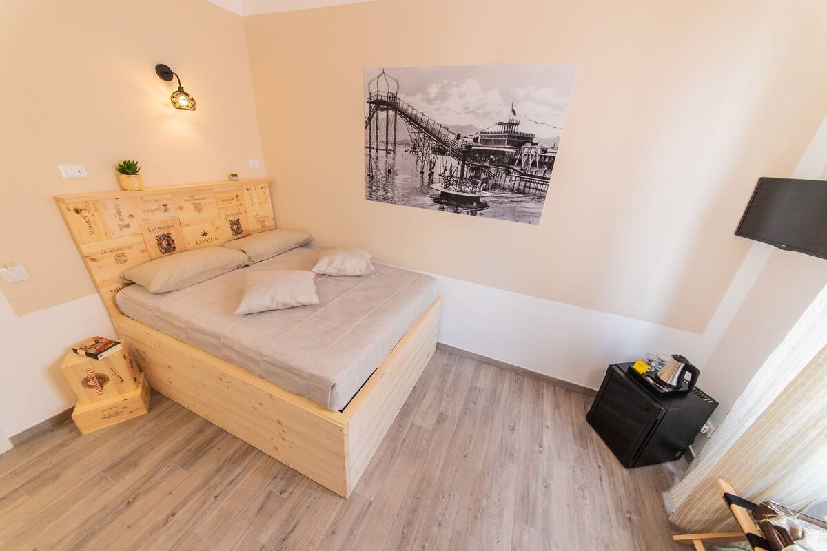 Quarto casal (Helios) | Frigobar, cofres nos quartos, espaço de trabalho para notebook