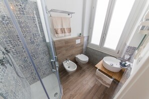 Double Room (Selene) | Bathroom | Shower, free toiletries, hair dryer, bidet - Maeli Rooms (La Spezia)