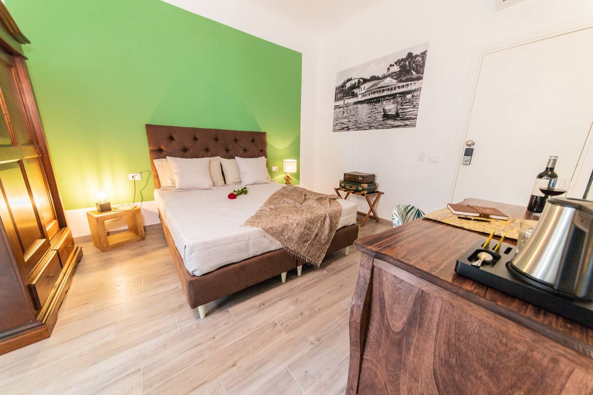 Quarto casal (Nettuno) | Frigobar, cofres nos quartos, espaço de trabalho para notebook