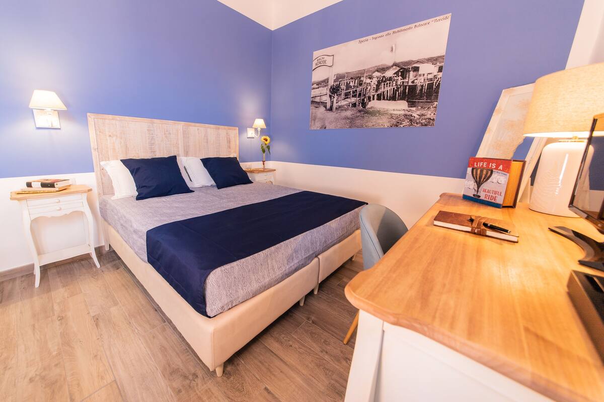 Quarto casal (Nereide) | Frigobar, cofres nos quartos, espaço de trabalho para notebook