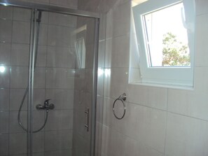 Shower, towels, shampoo, toilet paper