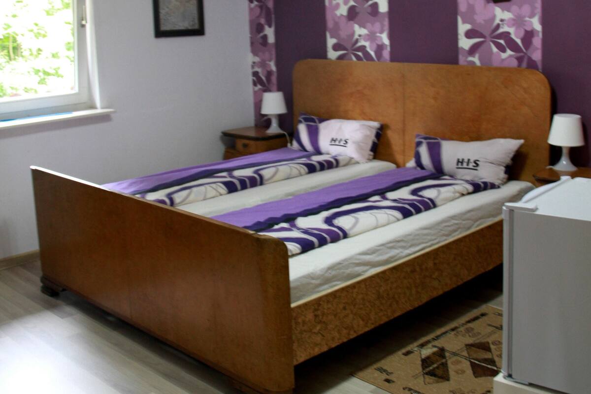Decoración personalizada, muebles diferentes y wifi gratis