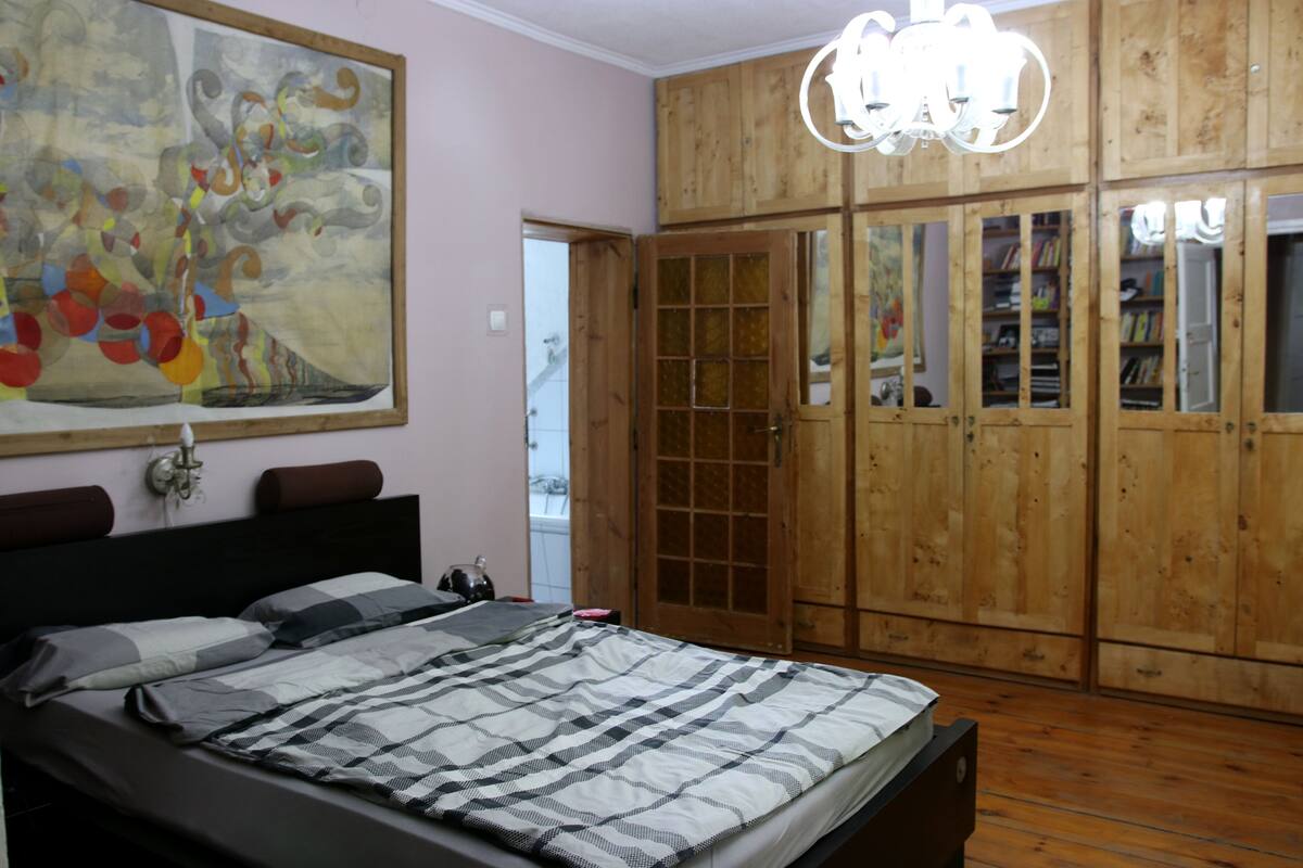 Decoración personalizada, muebles diferentes y wifi gratis