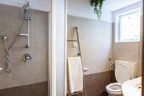 Design Apartment | Bathroom | Shower, rainfall showerhead, hair dryer, towels - Pastoral at the heart of Rothchild Blv. (Tel Aviv)