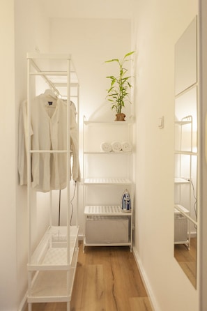 Apartemen Desain | 1 kamar tidur, ruang kerja ramah laptop, dan tirai kedap cahaya