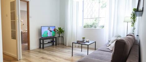 Design appartement | Woonkamer | Een 42-inch ledtelevisie met premium tv-zenders, televisie en Netflix