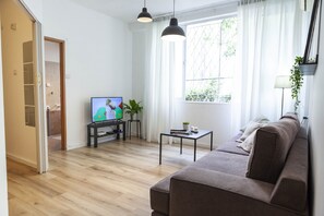 Departamento de diseñador | Sala de estar | Televisión LED de 42 pulgadas con canales premium, televisión y Netflix