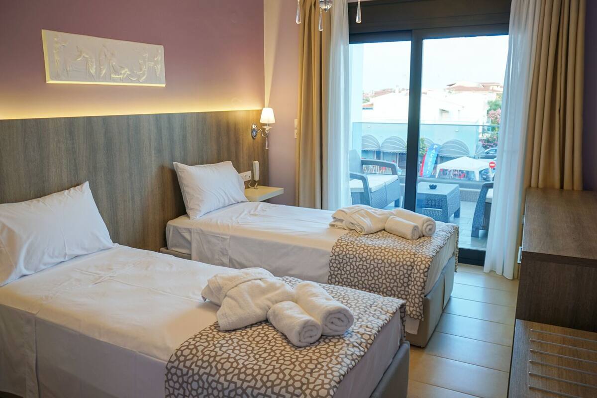 standard triple room | 1 bedroom, premium bedding, tempur-pedic beds, minibar