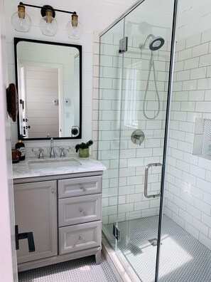 Shower, hair dryer, towels, toilet paper - Chalet in Beachfront community! 2 Pools,Playgrounds,V-ball, Tennis,Pickleball! (Stevensville)