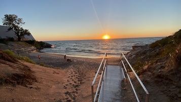 Chaises longues, serviettes de plage