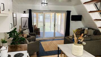 TV connectée, lecteur de DVD, livres