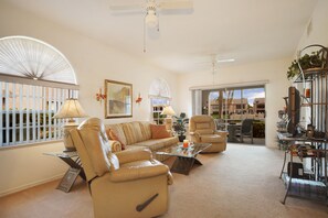 Fernseher, DVD-Player, Musikbibliothek, Videothek