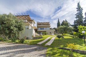 المنطقة المحيطة بالمنشأة