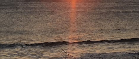 Vlak bij het strand, ligstoelen aan het strand