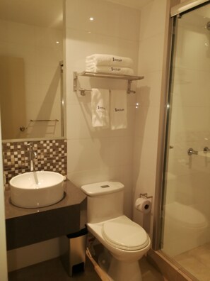 Bathroom - Inclan Hotel (Lima)