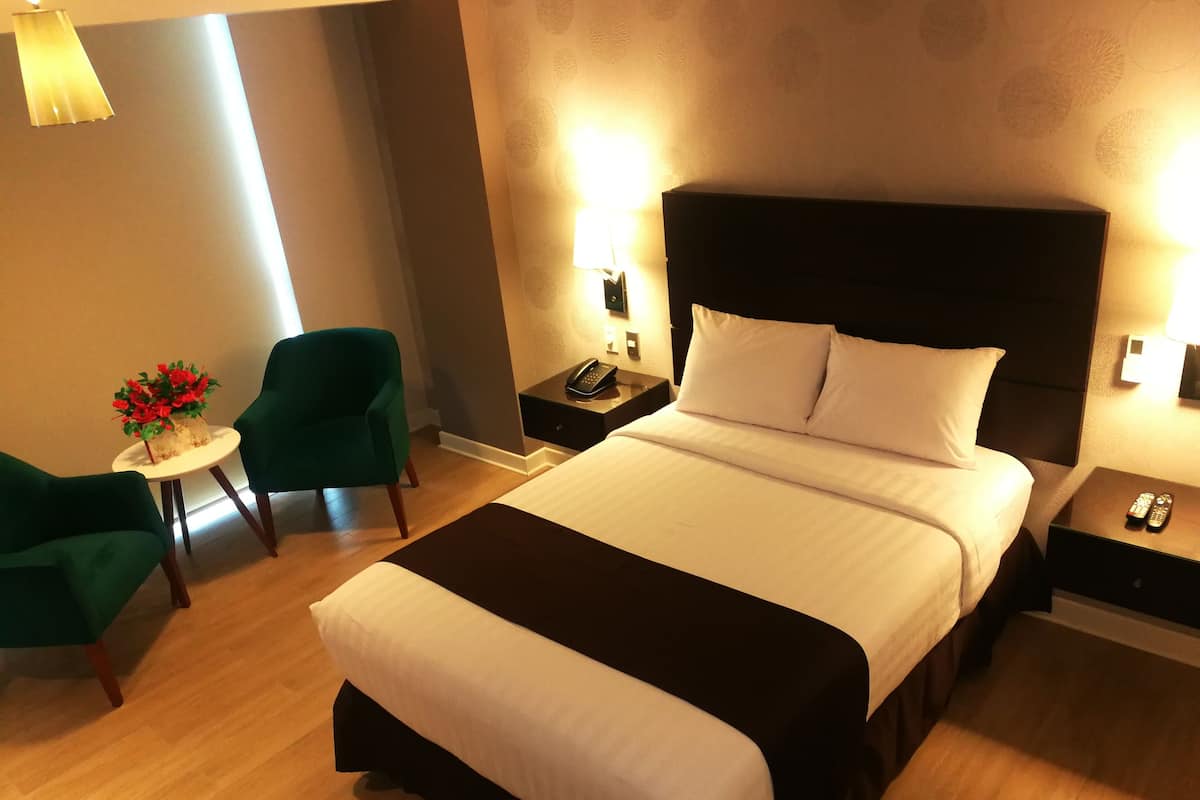 Caja de seguridad en la habitación y cortinas blackout