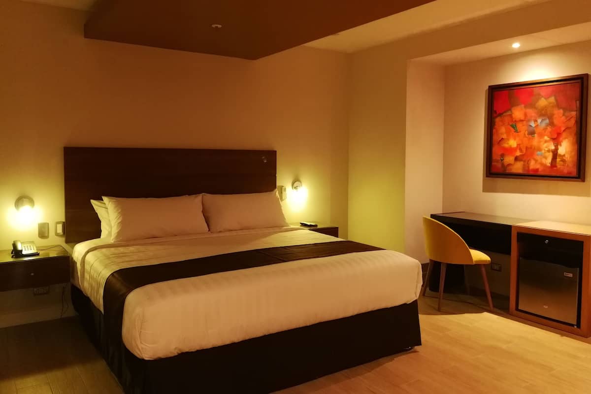 Caja de seguridad en la habitación y cortinas blackout