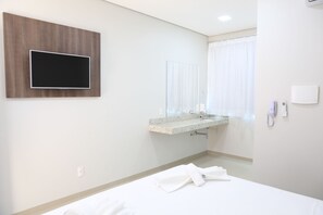 Habitació doble bàsica | Cortines opaques, planxa i posts de planxar i wifi gratuïta 