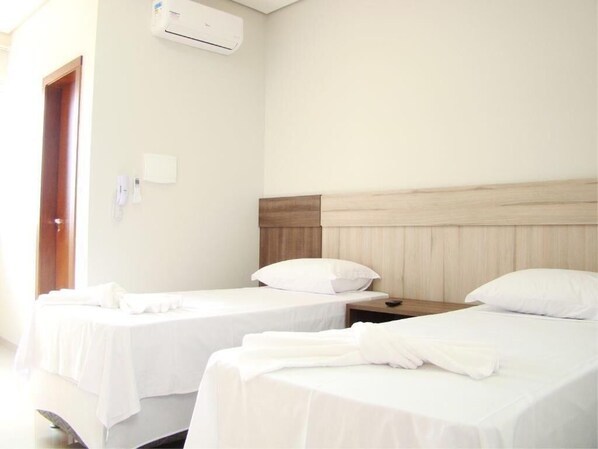 Cortines opaques, planxa i posts de planxar i wifi gratuïta 