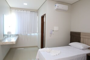 Cortinas blackout, tabla de planchar con plancha y wifi gratis 