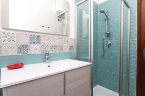 Douche, bidet, serviettes fournies