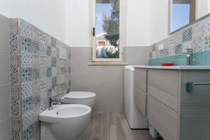 Shower, bidet, towels - M121 - Marcelli, three-room apartment with terrace 80 meters from the sea (Marcelli)