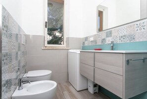Regadera, bidet, toallas 