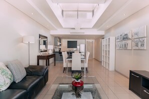 Living area - 905 Flatrock (Cape Town)