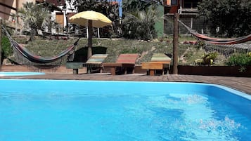 Utomhuspool, parasoller och solstolar