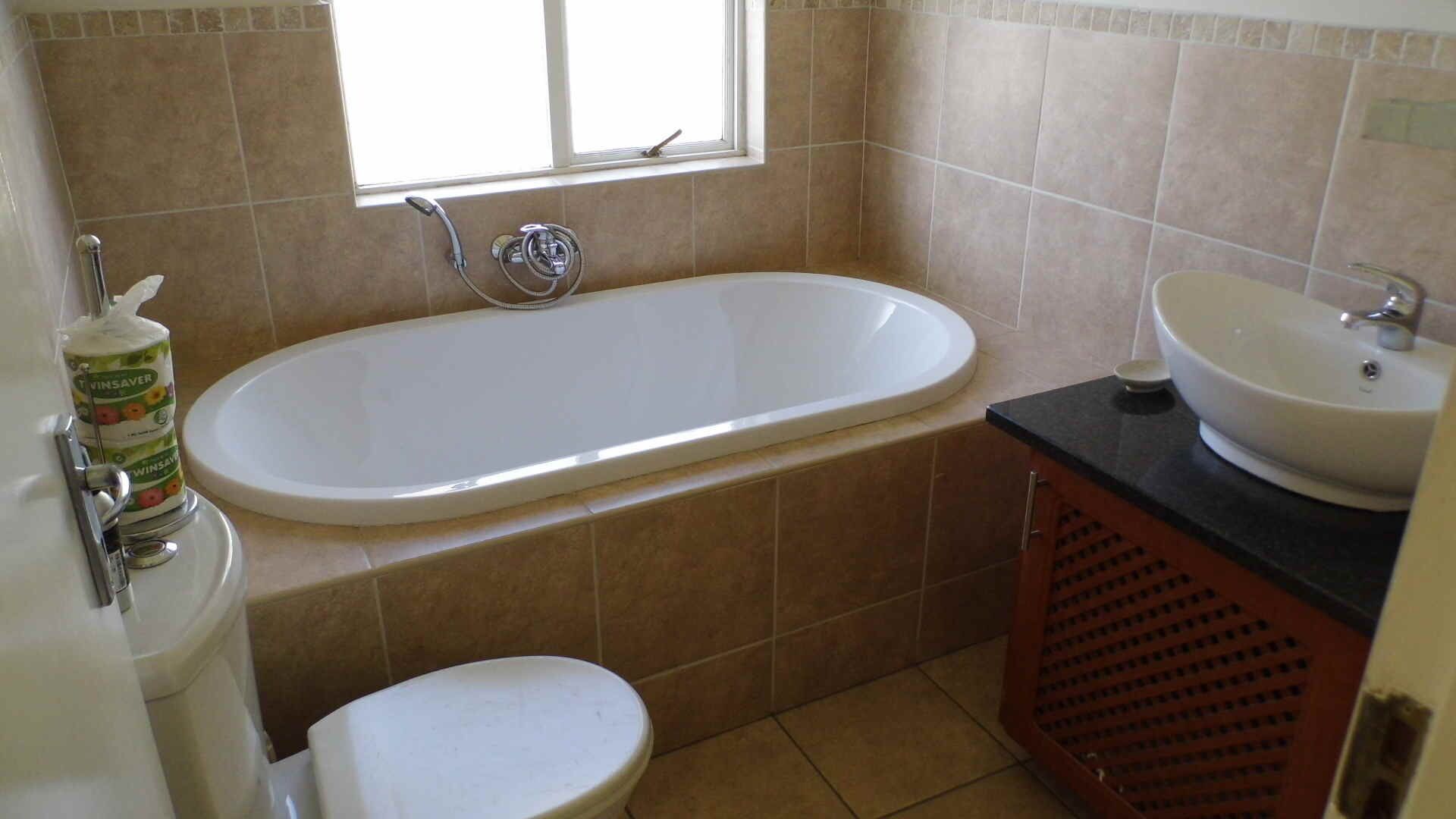 Une salle de bain avec une baignoire, des toilettes et un lavabo.