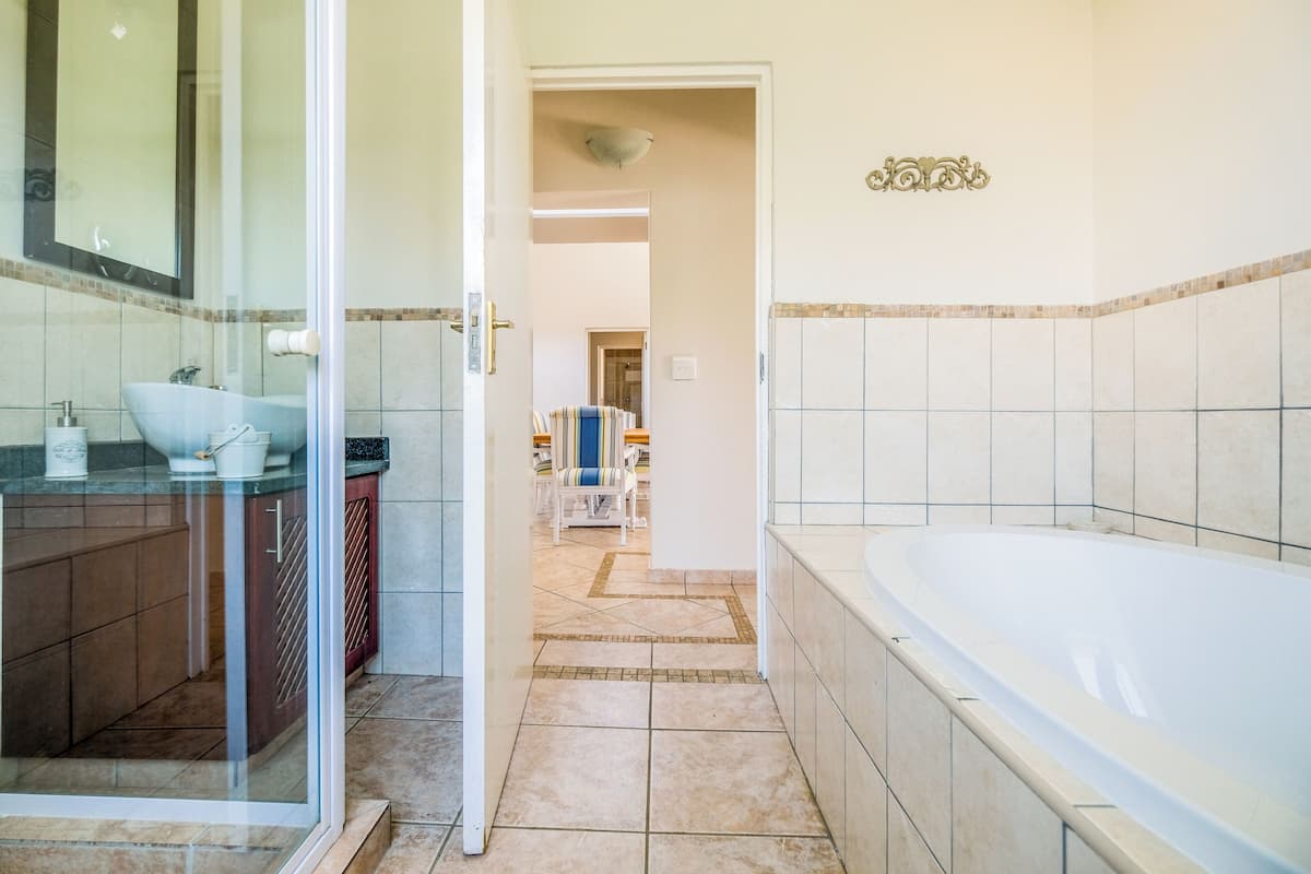 Baignoire et douche séparées, serviettes fournies