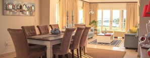 Classic-Apartment, 2 Schlafzimmer | Essbereich im Zimmer