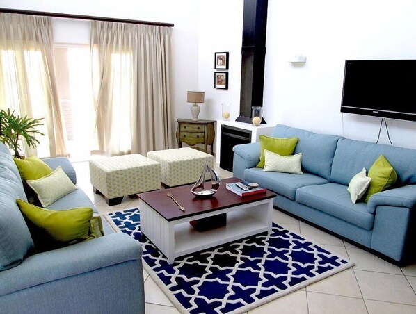 Apartamento clássico, 3 quartos | Área de estar