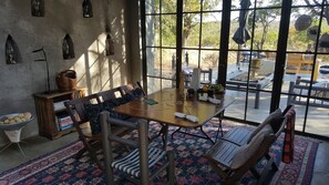 Serveert ontbijt, lunch, internationale gerechten, uitzicht op de tuin 