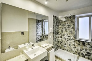 Baignoire, séchoir à cheveux, bidet