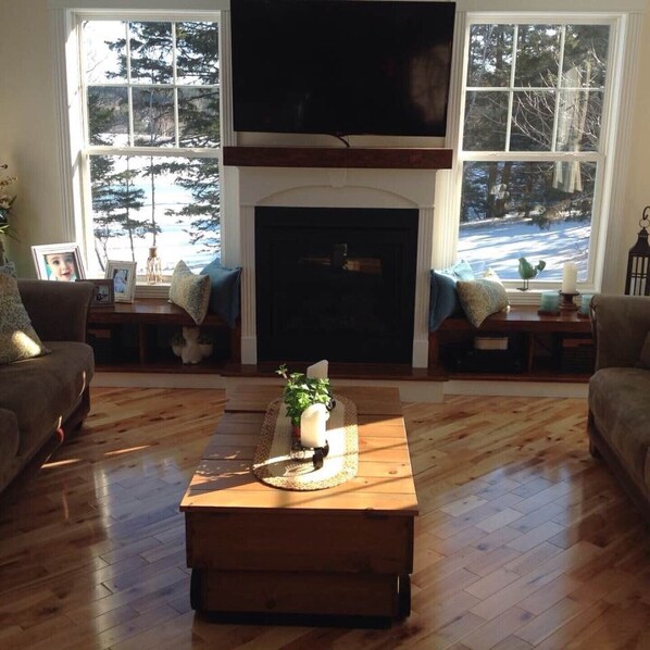 Smart TV, fireplace, DVD player