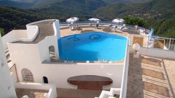 Ein Pool mit Blick auf Berge und Meer.