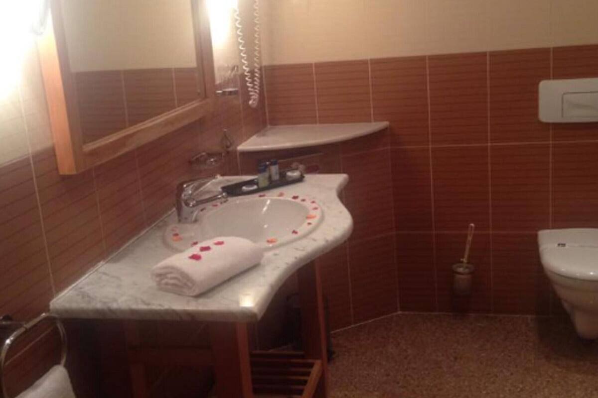 Articles de toilette gratuits, sèche-cheveux, serviettes fournies