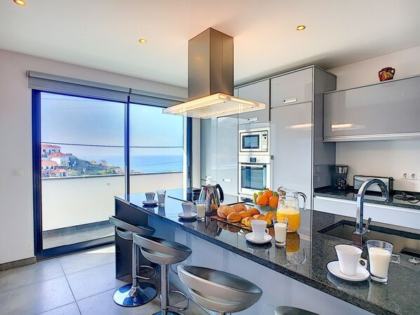 Fridge, microwave, oven, stovetop - Villa North Sea - Three Bedroom House, Sleeps 6 (Ponta Delgada)