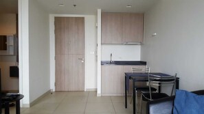 冷蔵庫、電子レンジ、コンロ、調理器具と食器