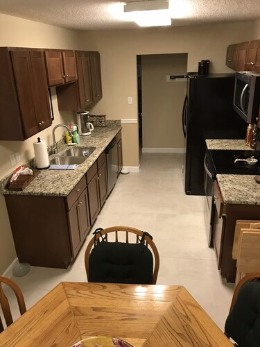 20 minuuttia kauniin valkoisen merenrannan rannalle